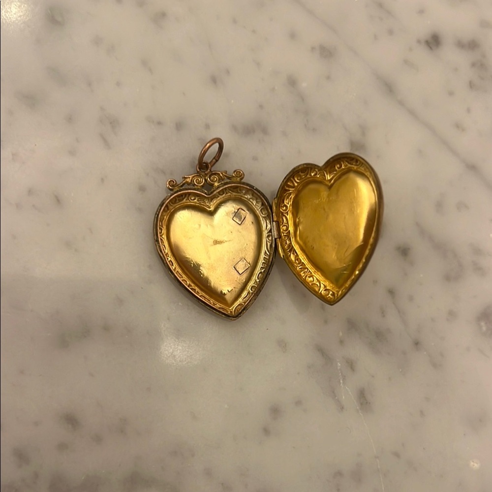 Vintage Gold Heart Pendant Necklace - Picture 3 of 3
